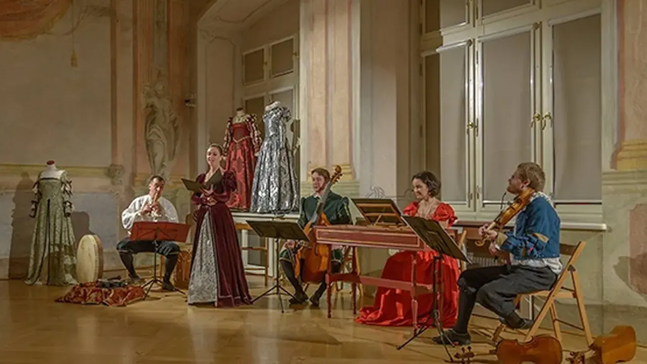 Zespół wykonuje muzykę barokową, być może inspirowaną Henrym Purcellem. Występują w historycznych strojach, z instrumentami smyczkowymi i klawiszowymi.