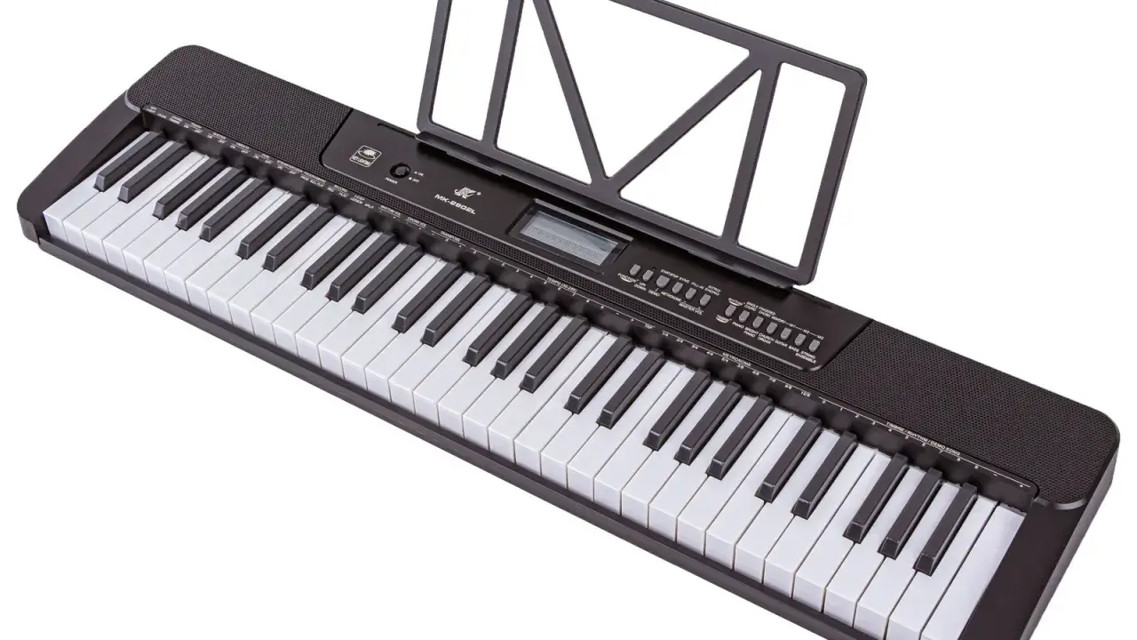 Czarny keyboard z 61 klawiszami i stojakiem na nuty. Widoczny opis klawiszy na keyboardzie 61 klawiszy, przycisków funkcyjnych i wyświetlacza.