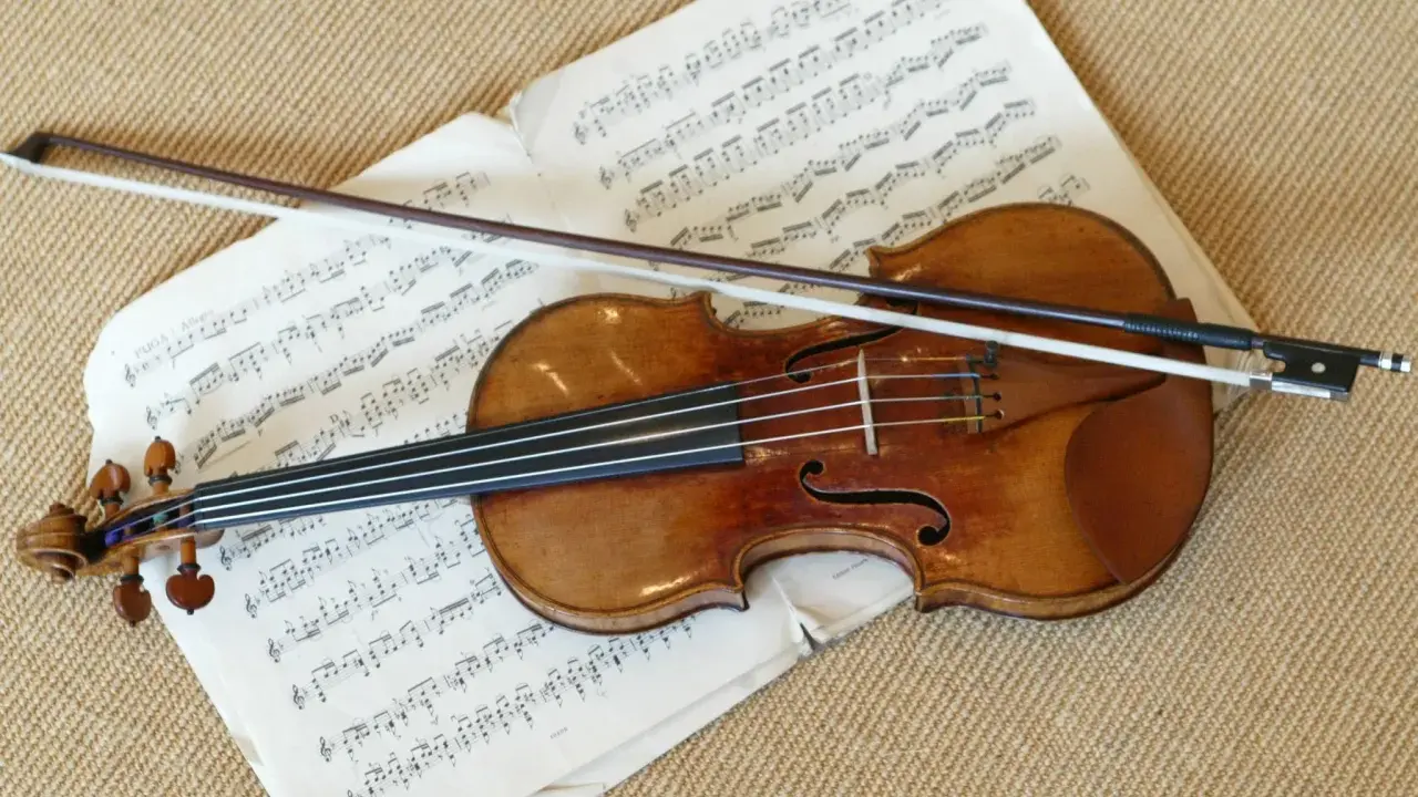 Stradivarius instrument leży na nutach, gotowy do gry.