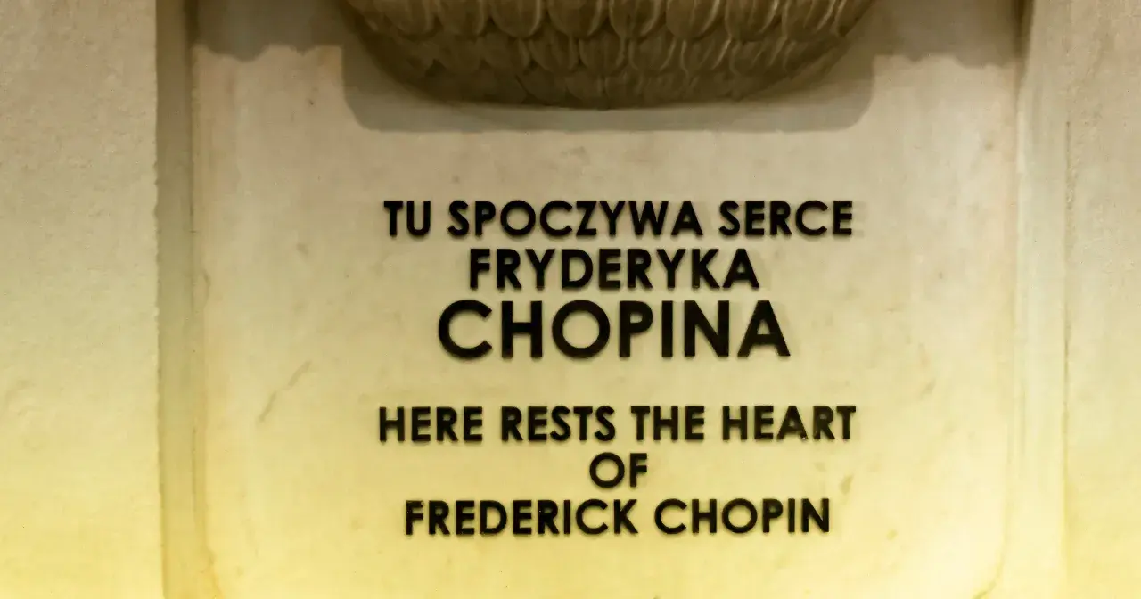 Tu spoczywa serce Fryderyka Chopina. Miejsce, gdzie zmarł Fryderyk Chopin, upamiętnione napisem.