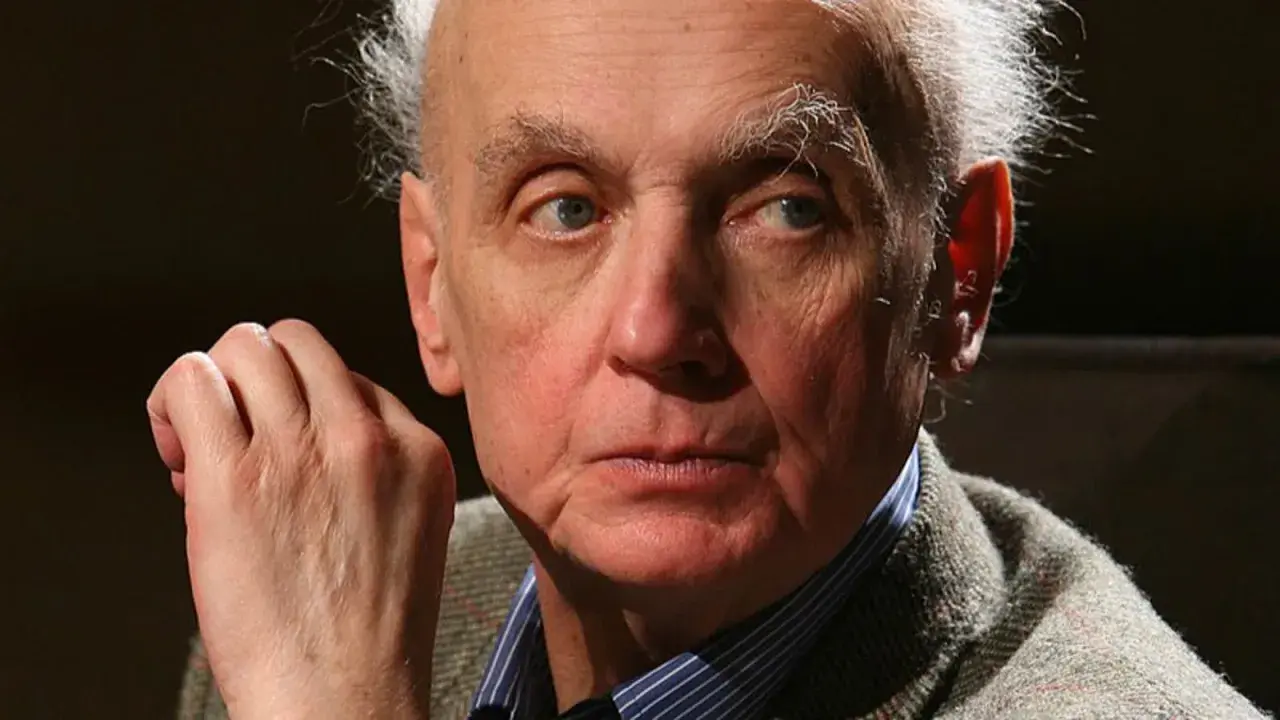 Portret starszego mężczyzny z siwymi włosami, twórcy muzyki do filmu Pan Tadeusz.