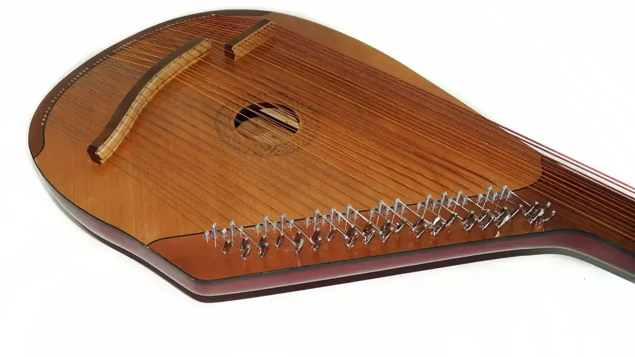 Drewniana cyfra z licznymi strunami, zastanawiasz się, ile strun ma harfa? Ten instrument ma ich kilkadziesiąt.