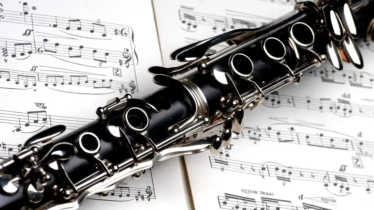 Klarneci na tle nut. Instrument ten często stanowi akompaniament dla innych instrumentów lub wokalu, tworząc harmonijną całość.