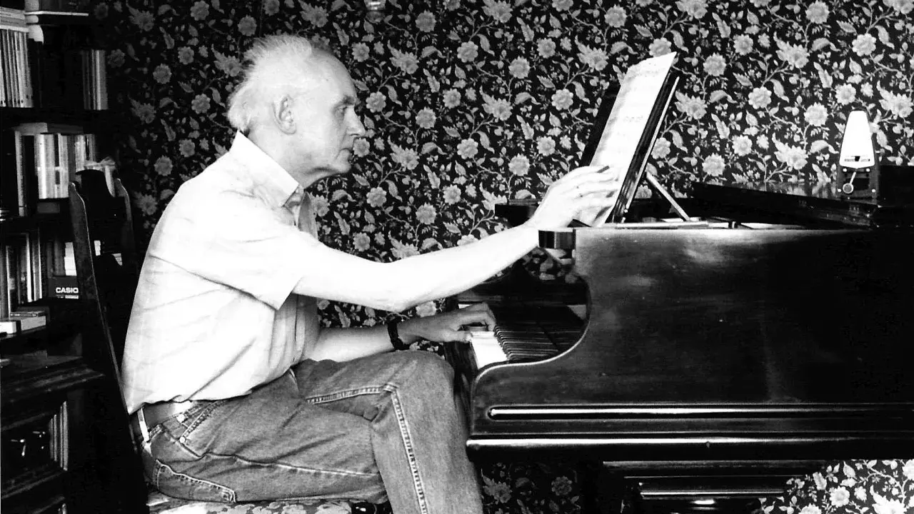 Wojciech Kilar, syn kompozytora, gra na pianinie.