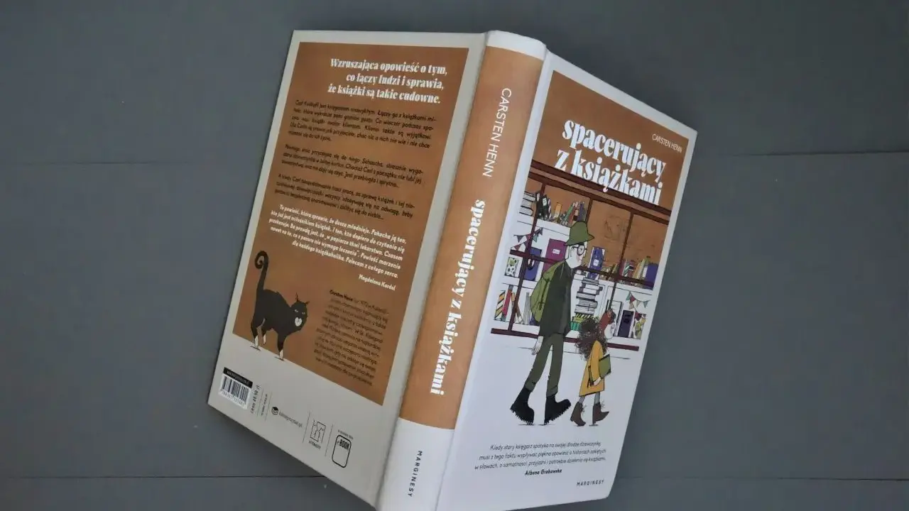 Książka "Spacerujący z książkami" Carstena Henna. Opowieść o tym, jak leczenie muzyką i książkami wpływa na ludzi.