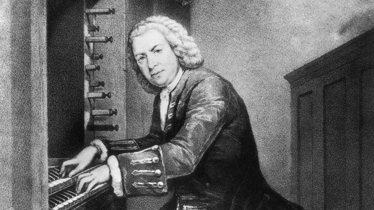 Johann Sebastian Bach, mistrz klawiatury, grający na organach. Jego dłonie spoczywają na klawiszach, a wzrok skierowany jest w stronę widza.