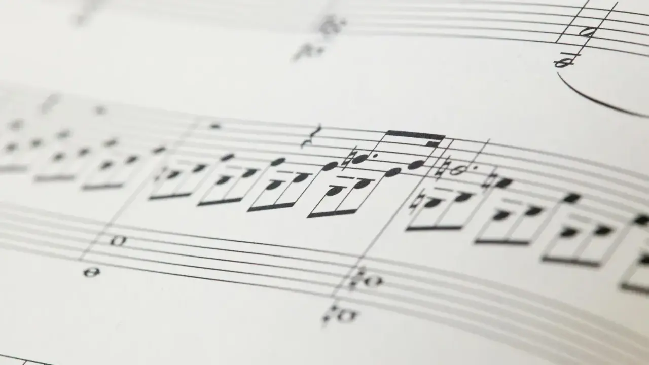 Zapis nutowy, który tworzy harmonijne głosy w chórze.