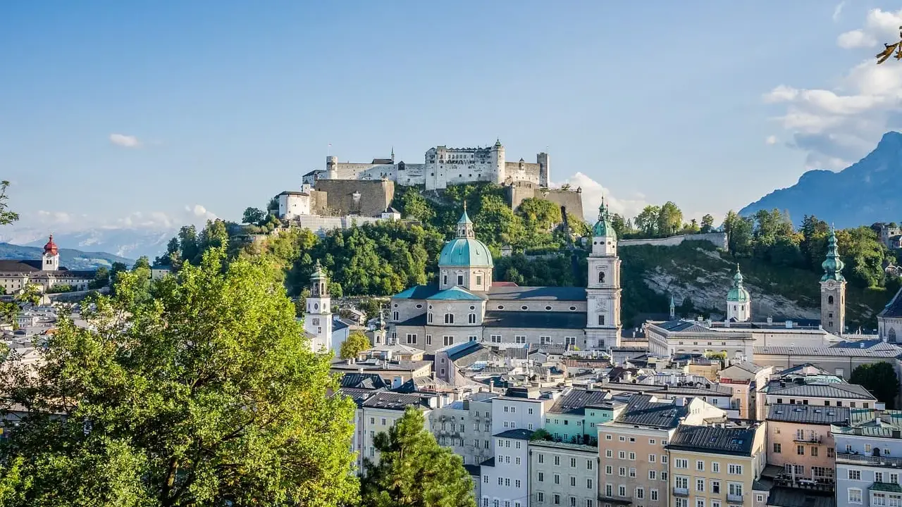 Widok na miasto Mozarta z górującym nad nim zamkiem Hohensalzburg i barokową katedrą.
