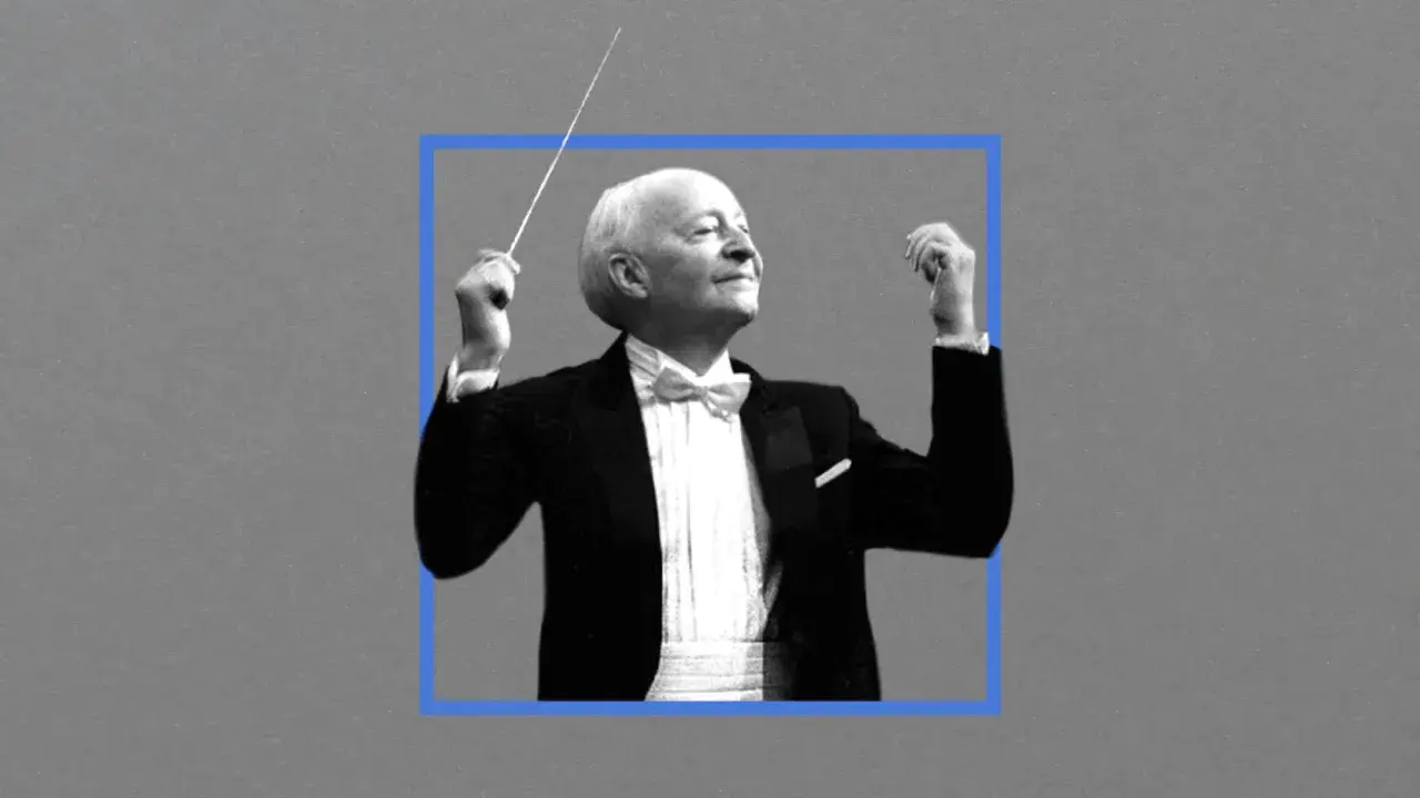 Witold Lutosławski, kompozytor, dyryguje orkiestrą w eleganckim fraku.