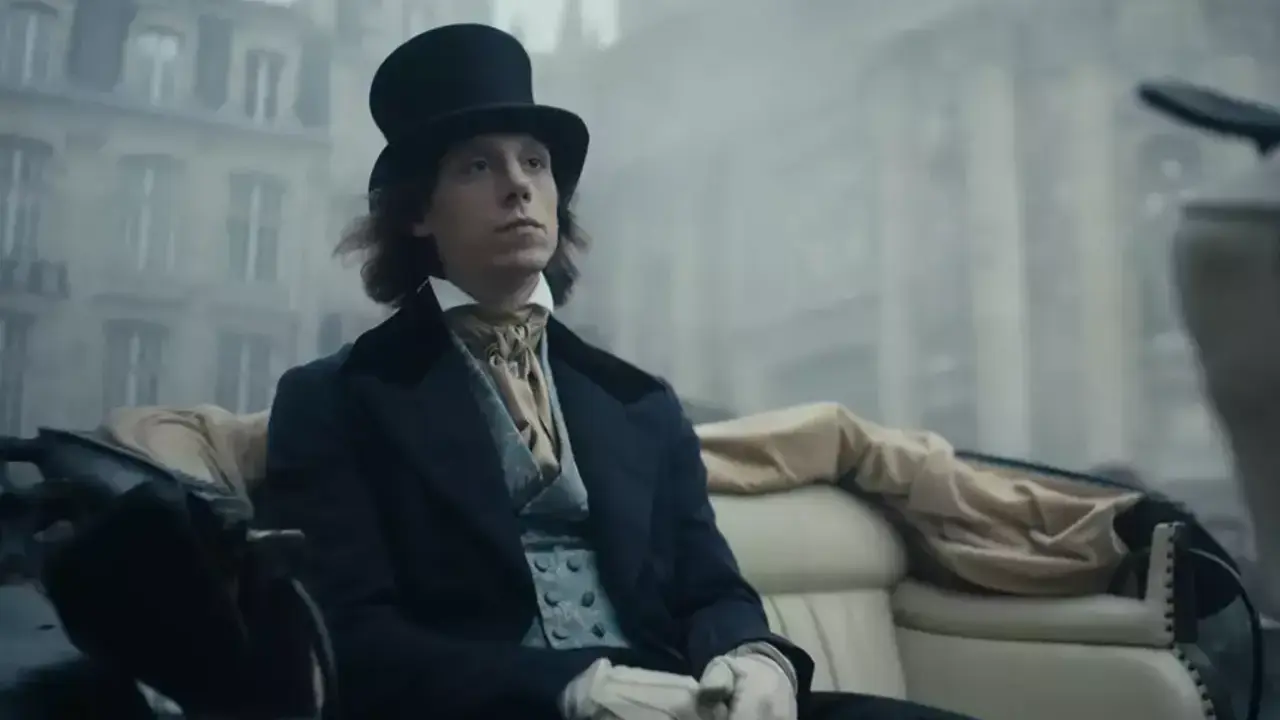 Młody Fryderyk Chopin w cylindrze i eleganckim stroju podróżuje dorożką. Zapowiedź filmu dla dzieci o jego życiu.