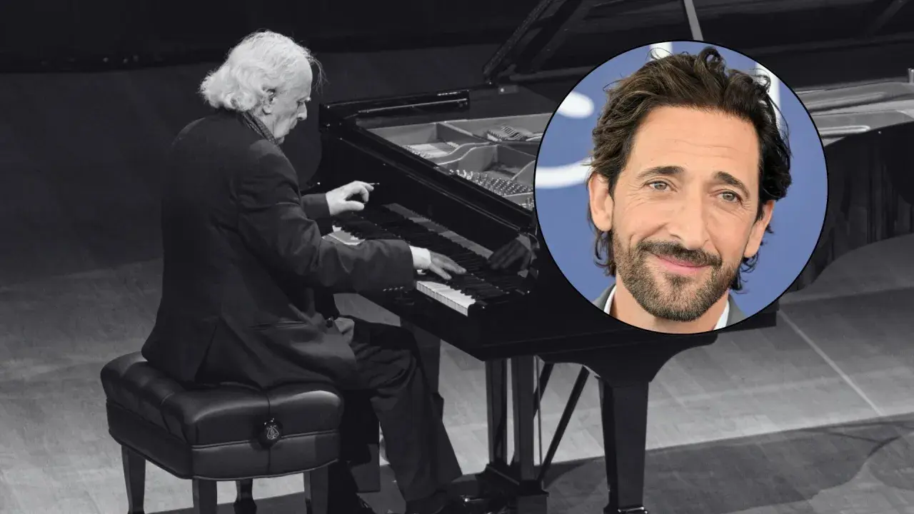 Adrien Brody, twórca muzyki do pianisty, w kadrze z wirtuozem przy fortepianie.