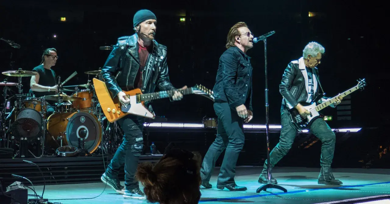 Bono śpiewa, The Edge gra na gitarze, a Adam Clayton na basie. Ich piosenki o wojnie poruszają tłumy.