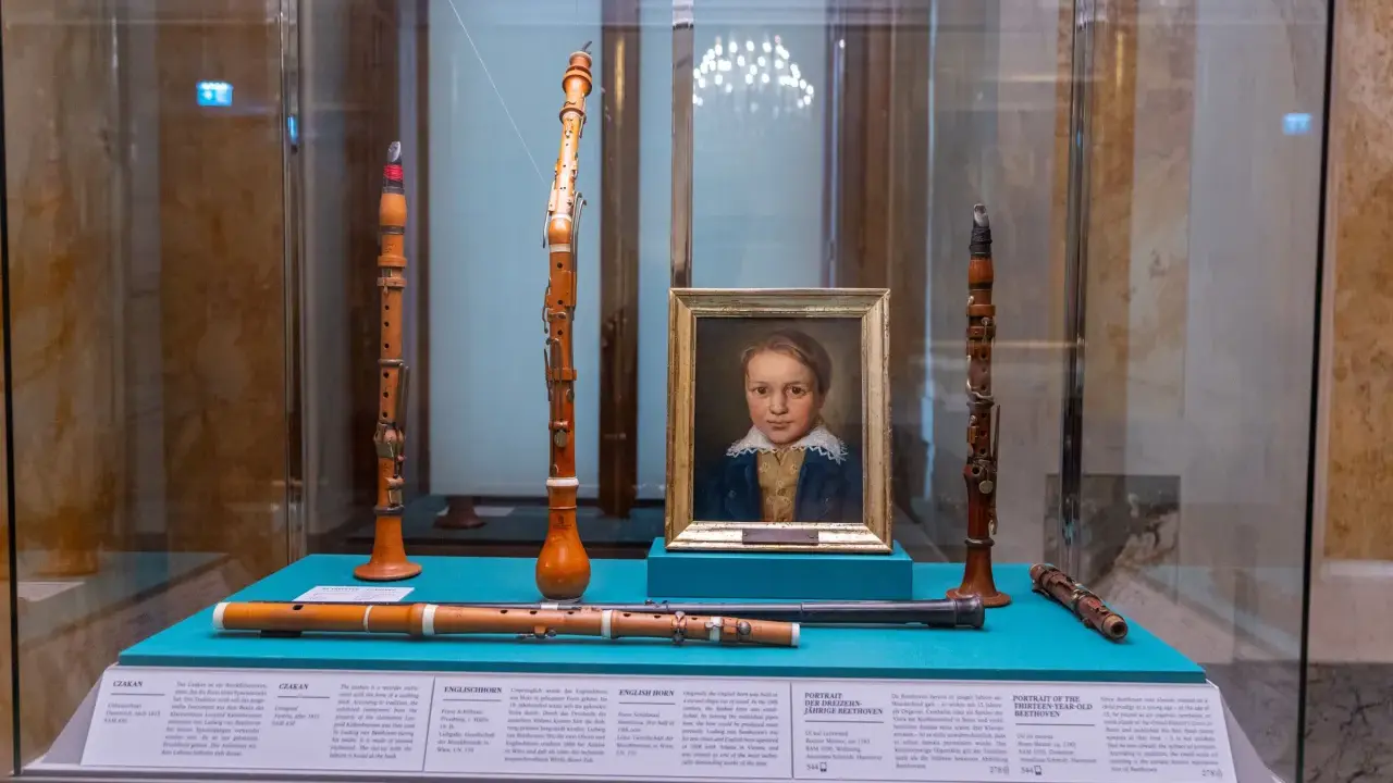 Portret młodego Beethovena i instrumenty muzyczne, które mogły być związane z miejscem urodzenia Ludwika van Beethovena.