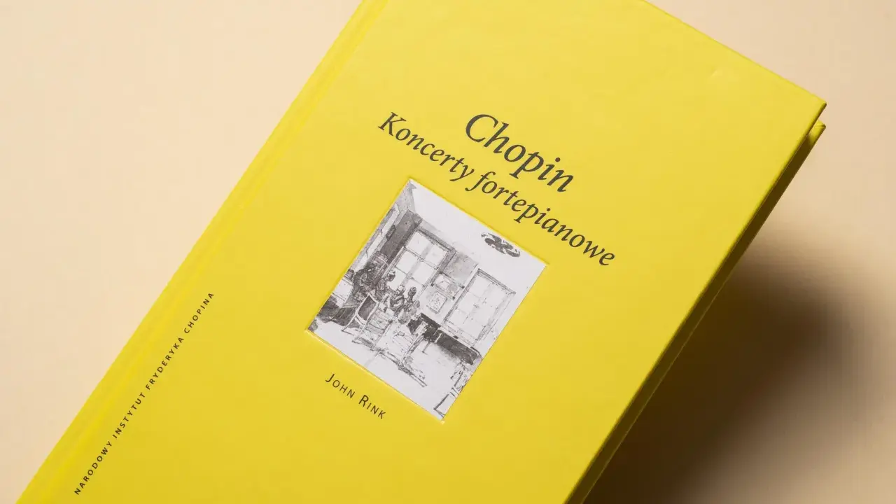 Żółta okładka książki "Chopin. Koncerty fortepianowe" autorstwa Johna Rinka. Dowiadujemy się z niej, ile koncertów skomponował Fryderyk Chopin.