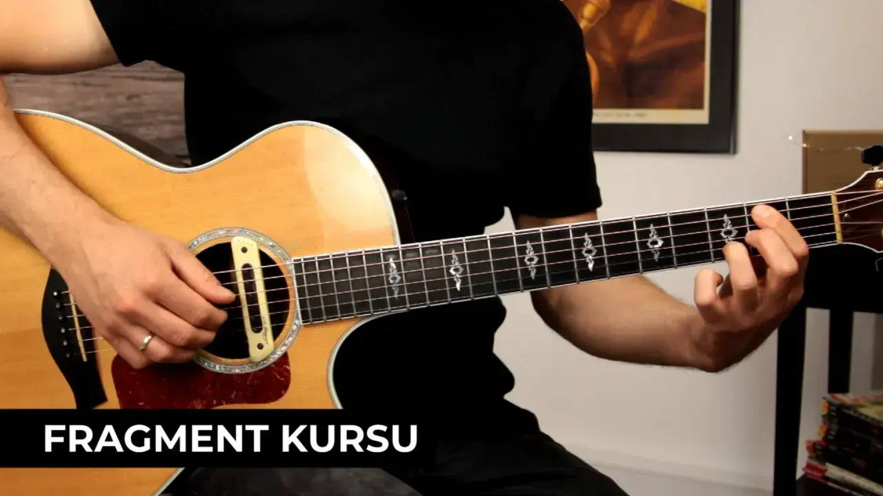 Fragment kursu: czy gra na gitarze jest trudna? Ręka na gryfie, palce układają akord.