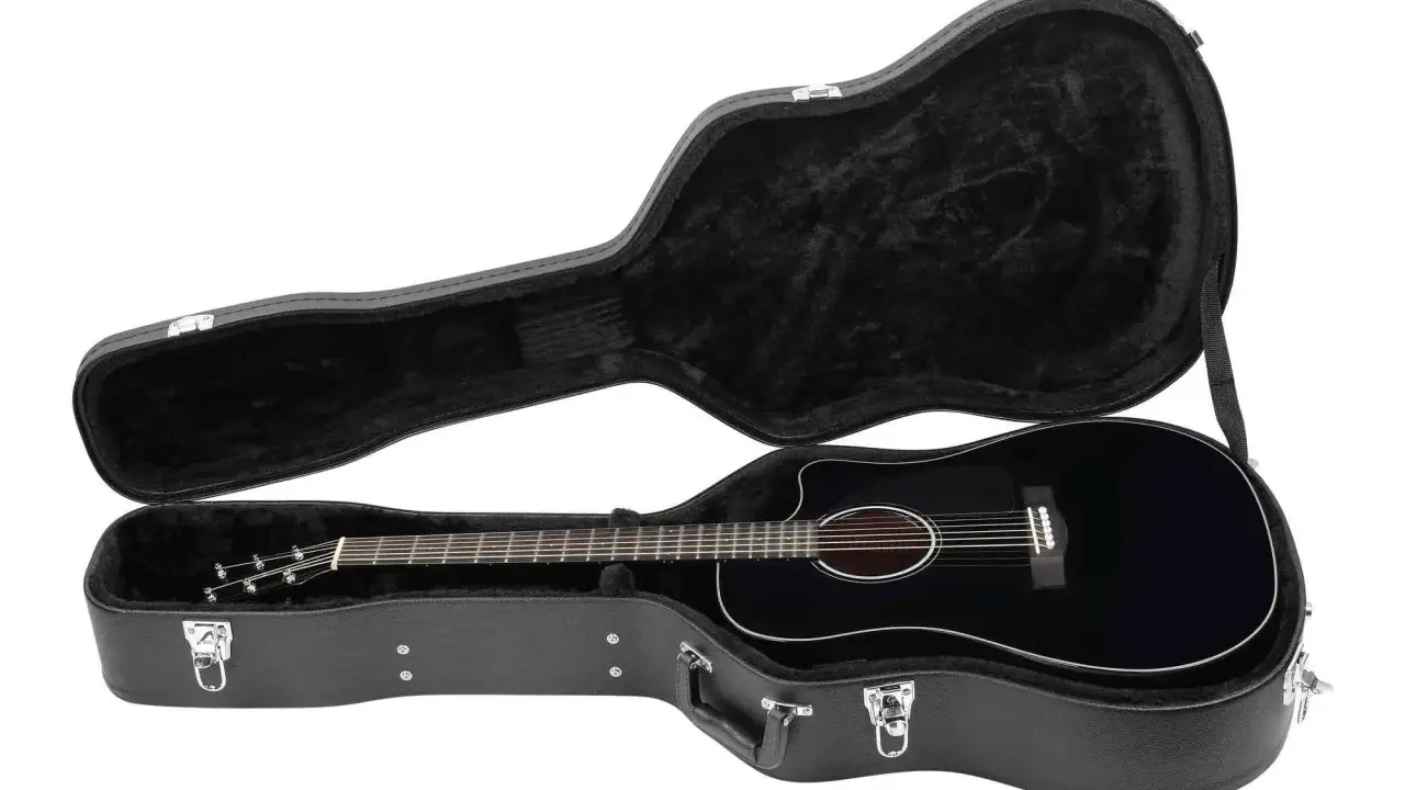 Czarna gitara akustyczna w otwartym, wyściełanym futerale. Gotowa do podróży i tworzenia muzyki.