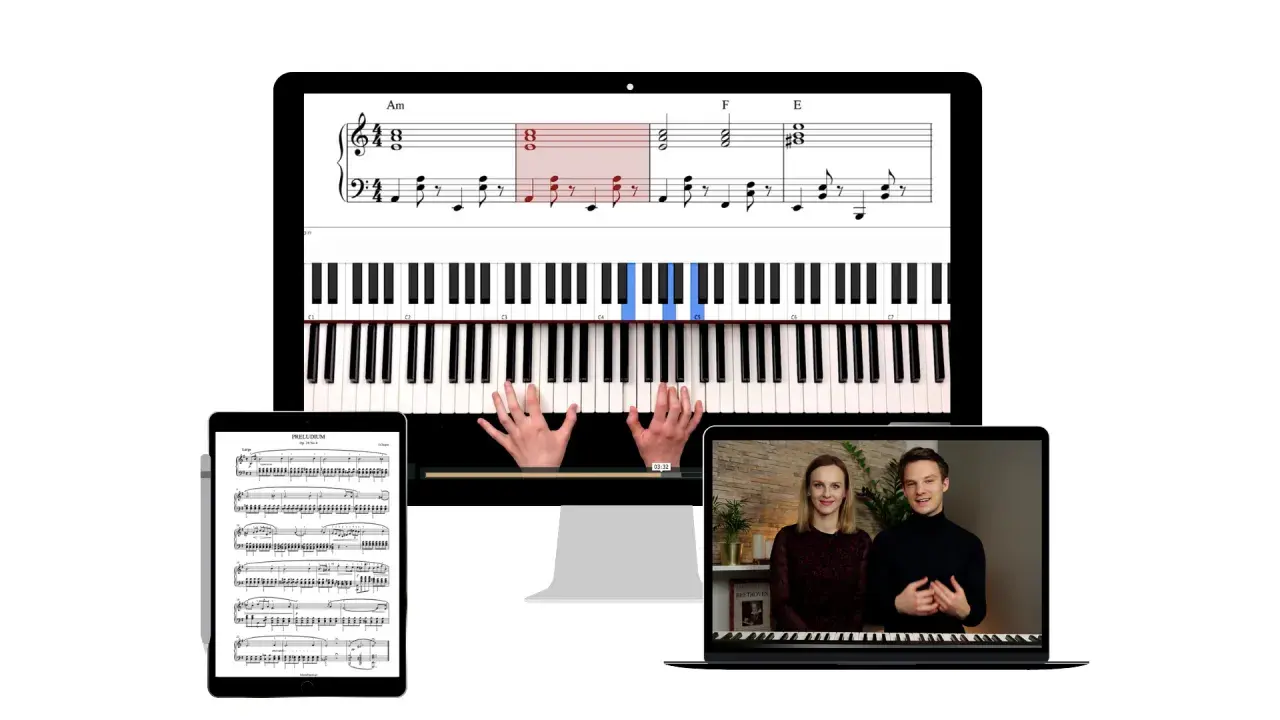 Nauka gry na pianinie z wykorzystaniem ozdobników muzycznych. Na ekranach widać nuty, klawiaturę i lekcję wideo.