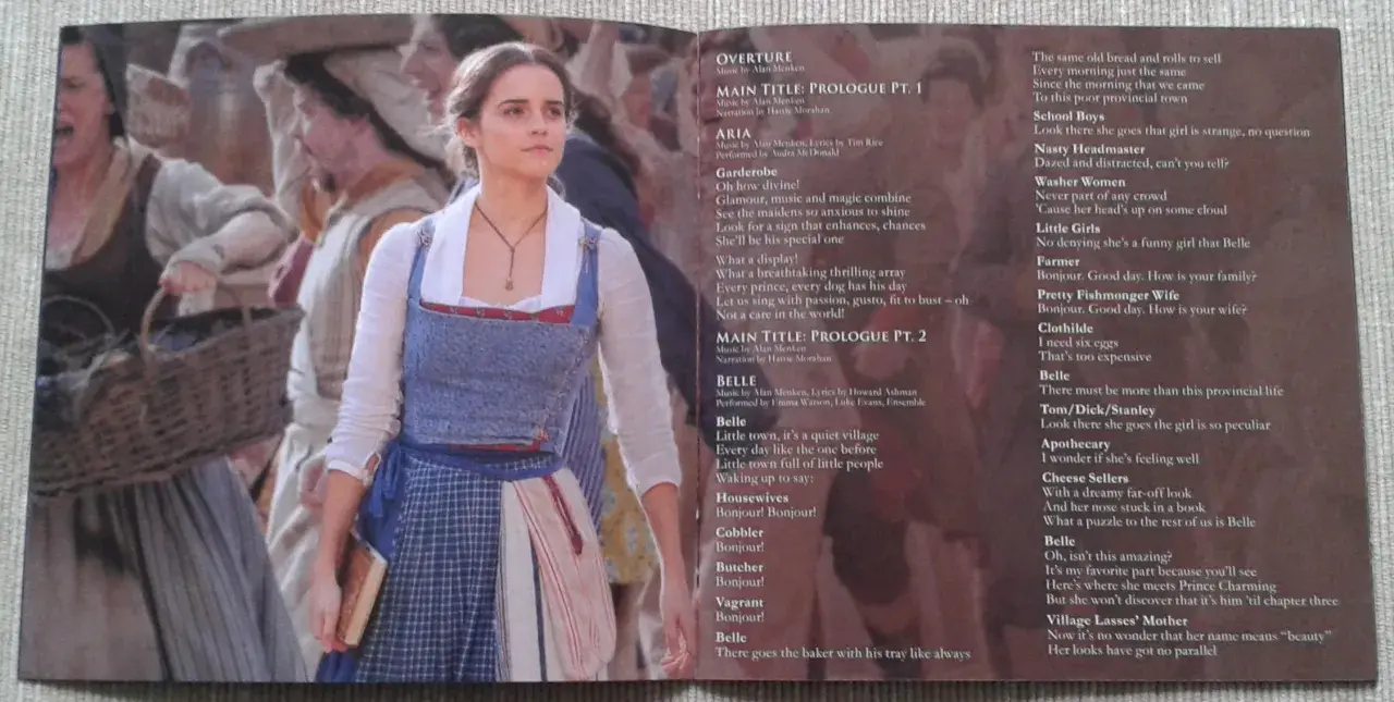 Piękna i Bestia muzyka: Belle w swojej wiosce, otoczona ludźmi i listą piosenek z filmu.