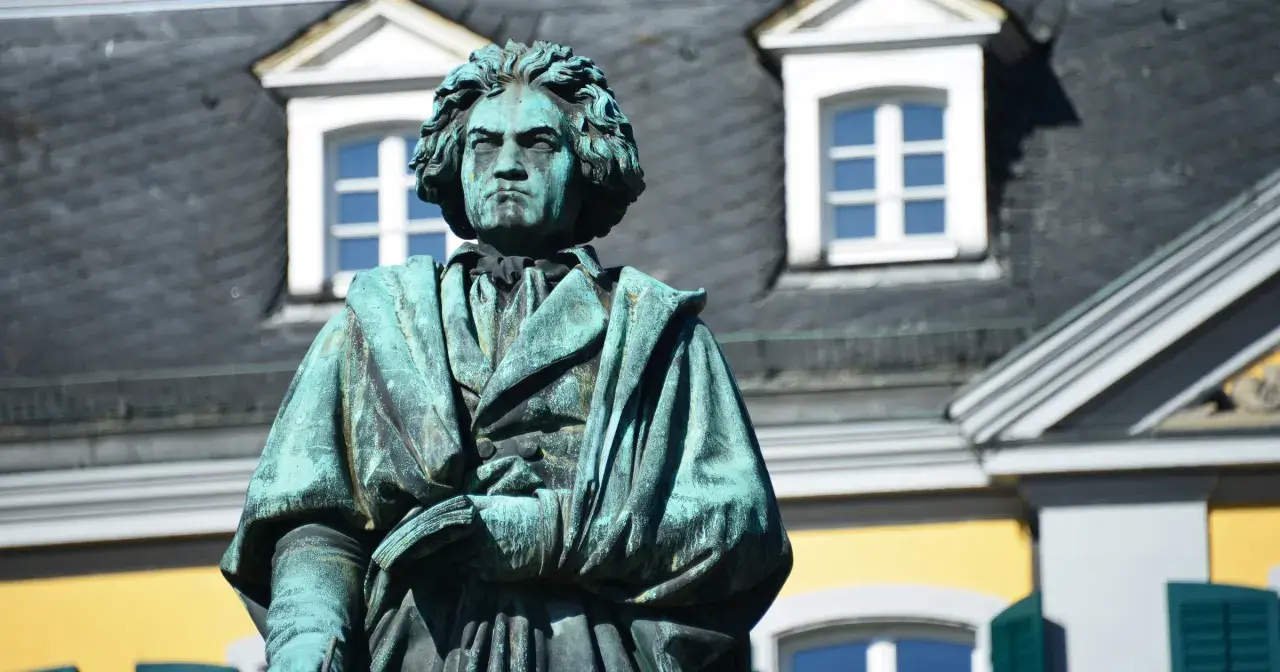Pomnik Beethovena, który mimo że był głuchy, tworzył wspaniałą muzykę. Patrzy z powagą na świat.