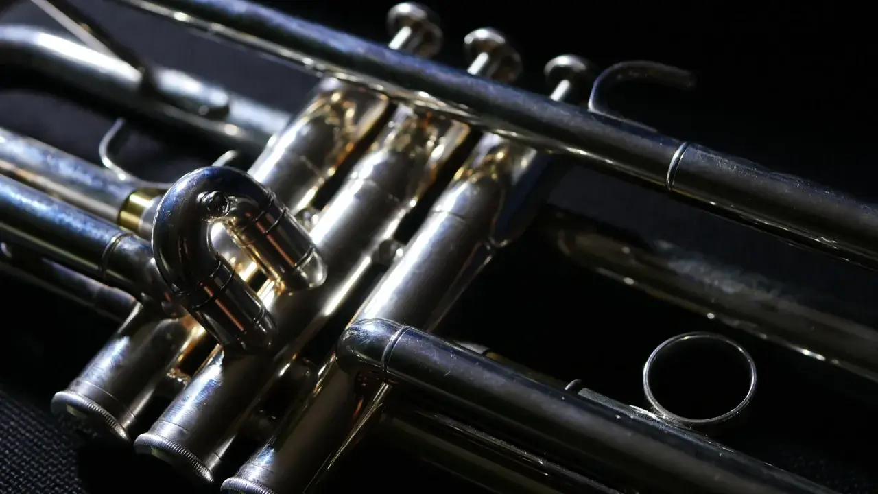 Błyszcząca, metalowa trąbka instrument, z widocznymi zaworami i rurkami, gotowa do wydobycia pięknych dźwięków.