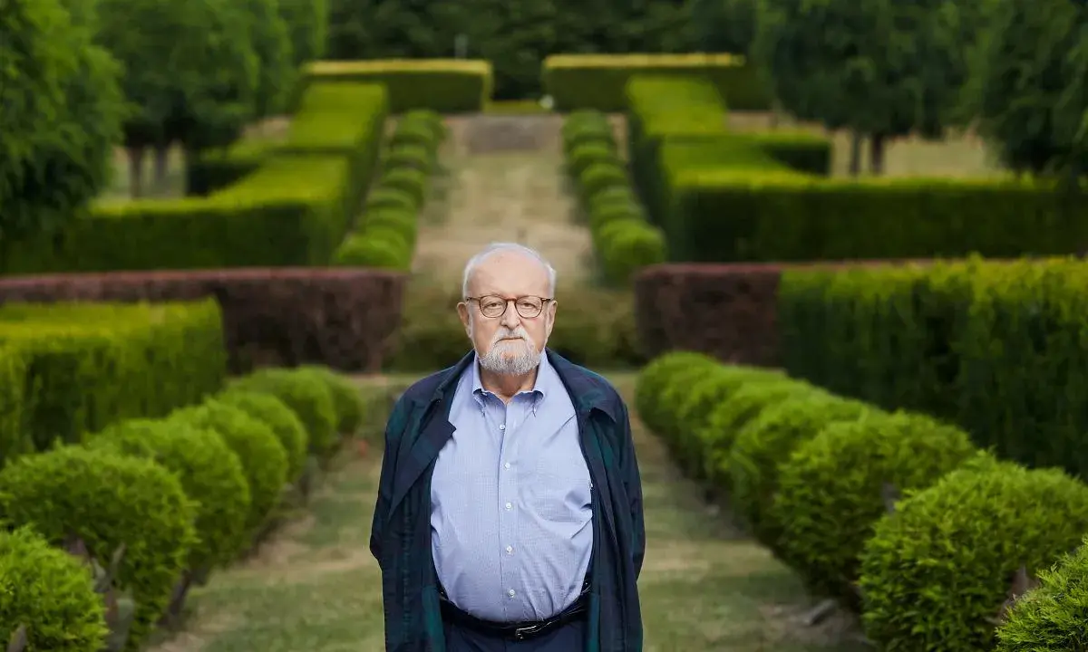 Krzysztof Penderecki w otoczeniu geometrycznych ogrodów. Ciekawostki o jego życiu i twórczości mogą zaskoczyć.