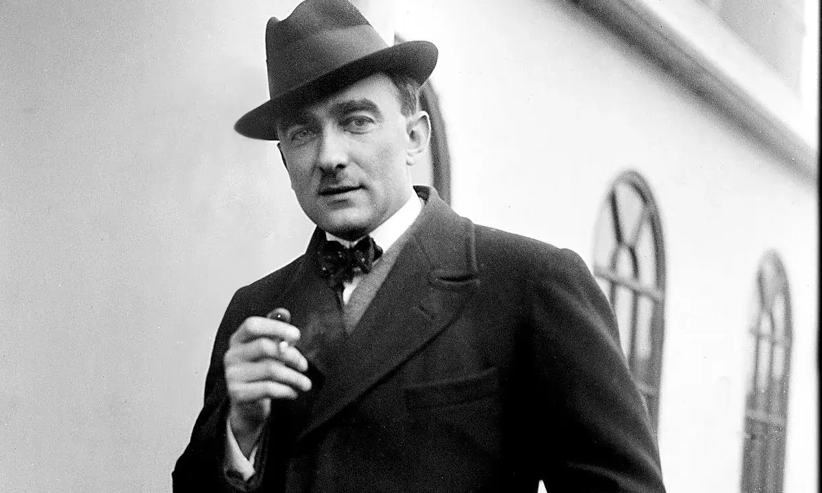 Elegancki mężczyzna w kapeluszu i muszce, palący papierosa. Może to Karol Szymanowski, który marzy o swoich dzieciach.