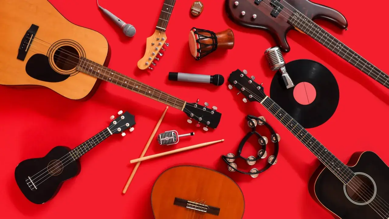 Instrumenty muzyczne, w tym gitary, mikrofony i bębenek, gotowe do zagrania czeskiej muzyki.