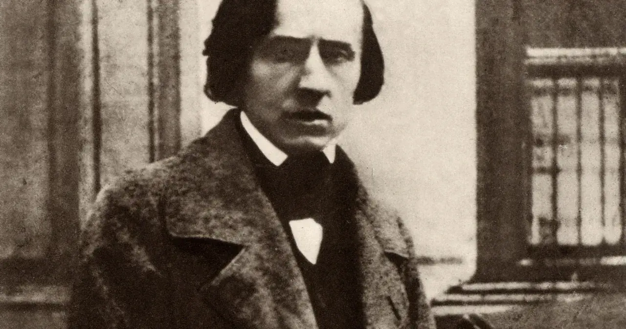 Portret Fryderyka Chopina w płaszczu i muszce. Zmarł, mając 39 lat.
