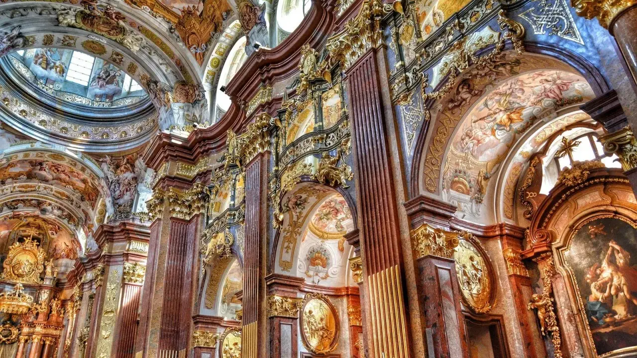 Wnętrze kościoła zachwyca bogactwem ornamentów barokowych, złotymi zdobieniami i freskami na sklepieniach.