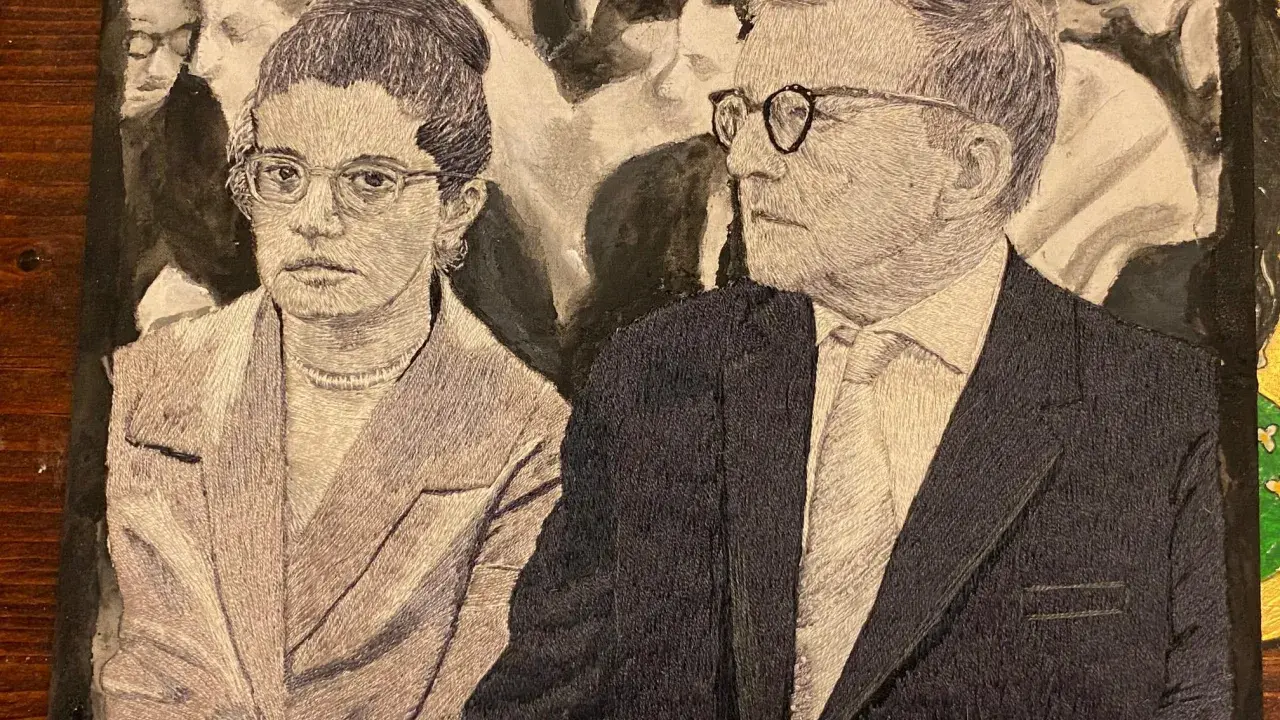 Portret Niny i Dmitrija Szostakowicza. Ona w okularach i perle, on w garniturze, patrzą w różne strony.