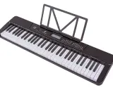Czarny keyboard z 61 klawiszami i stojakiem na nuty. Widoczny opis klawiszy na keyboardzie 61 klawiszy, przycisków funkcyjnych i wyświetlacza.