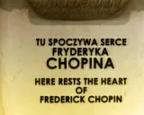 Tu spoczywa serce Fryderyka Chopina. Miejsce, gdzie zmarł Fryderyk Chopin, upamiętnione napisem.