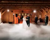 Para młoda tańczy w chmurach dymu scenicznego.