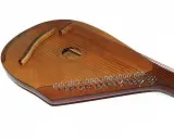 Drewniana cyfra z licznymi strunami, zastanawiasz się, ile strun ma harfa? Ten instrument ma ich kilkadziesiąt.