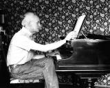 Wojciech Kilar, syn kompozytora, gra na pianinie.