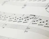 Zapis nutowy, który tworzy harmonijne głosy w chórze.