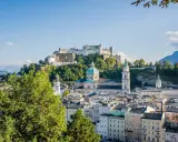 Widok na miasto Mozarta z górującym nad nim zamkiem Hohensalzburg i barokową katedrą.