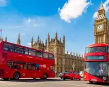 Czerwone autobusy w Londynie, Big Ben i Parlament. Słychać hymn Wielkiej Brytanii.