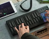 Tworzenie muzyki instrumentalnej elektronicznej na nowoczesnym kontrolerze. Ręce grające na klawiszach i dotykowe pady.
