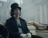 Młody Fryderyk Chopin w cylindrze i eleganckim stroju podróżuje dorożką. Zapowiedź filmu dla dzieci o jego życiu.