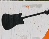 Czarna sylwetka gitary elektrycznej na białym, popękanym tle. Wyobraź sobie rockowy koncert i wirtuoza grającego na tym instrumencie.