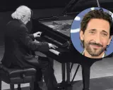 Adrien Brody, twórca muzyki do pianisty, w kadrze z wirtuozem przy fortepianie.