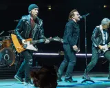 Bono śpiewa, The Edge gra na gitarze, a Adam Clayton na basie. Ich piosenki o wojnie poruszają tłumy.