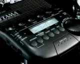 Czarny metronom do gitary Tama Rhythm Watch RW200 z cyfrowym wyświetlaczem i przyciskami do ustawiania tempa i rytmu.