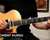 Fragment kursu: czy gra na gitarze jest trudna? Ręka na gryfie, palce układają akord.