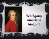 Portret Wolfganga Amadeusza Mozarta w czerwonym stroju, z siwą peruką. Obok widnieje jego imię i nazwisko.