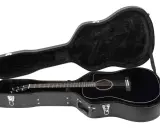 Czarna gitara akustyczna w otwartym, wyściełanym futerale. Gotowa do podróży i tworzenia muzyki.