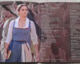 Piękna i Bestia muzyka: Belle w swojej wiosce, otoczona ludźmi i listą piosenek z filmu.