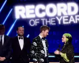 Billie Eilish odbiera nagrodę za nagranie roku. Na scenie towarzyszą jej Finneas O'Connell i inni.