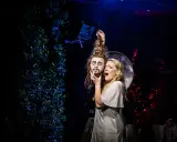 Salome, w białej sukni, trzyma odciętą głowę Jokanaana. Scena z opery Richarda Straussa, która jest jednym z jego najważniejszych utworów.
